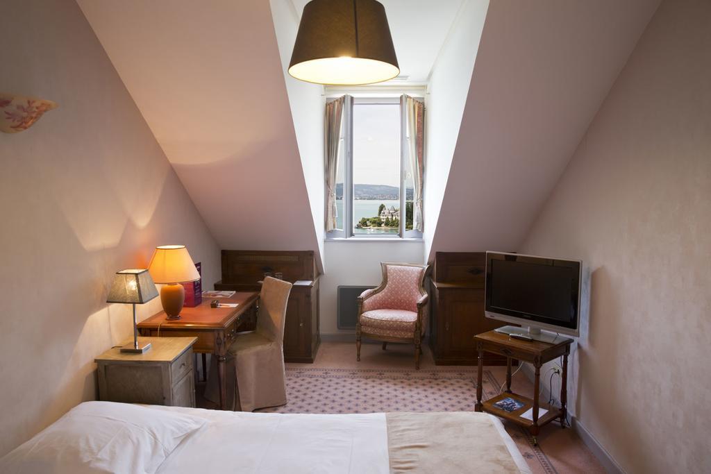 Le Palace De Menthon Exterior foto A room at the hotel