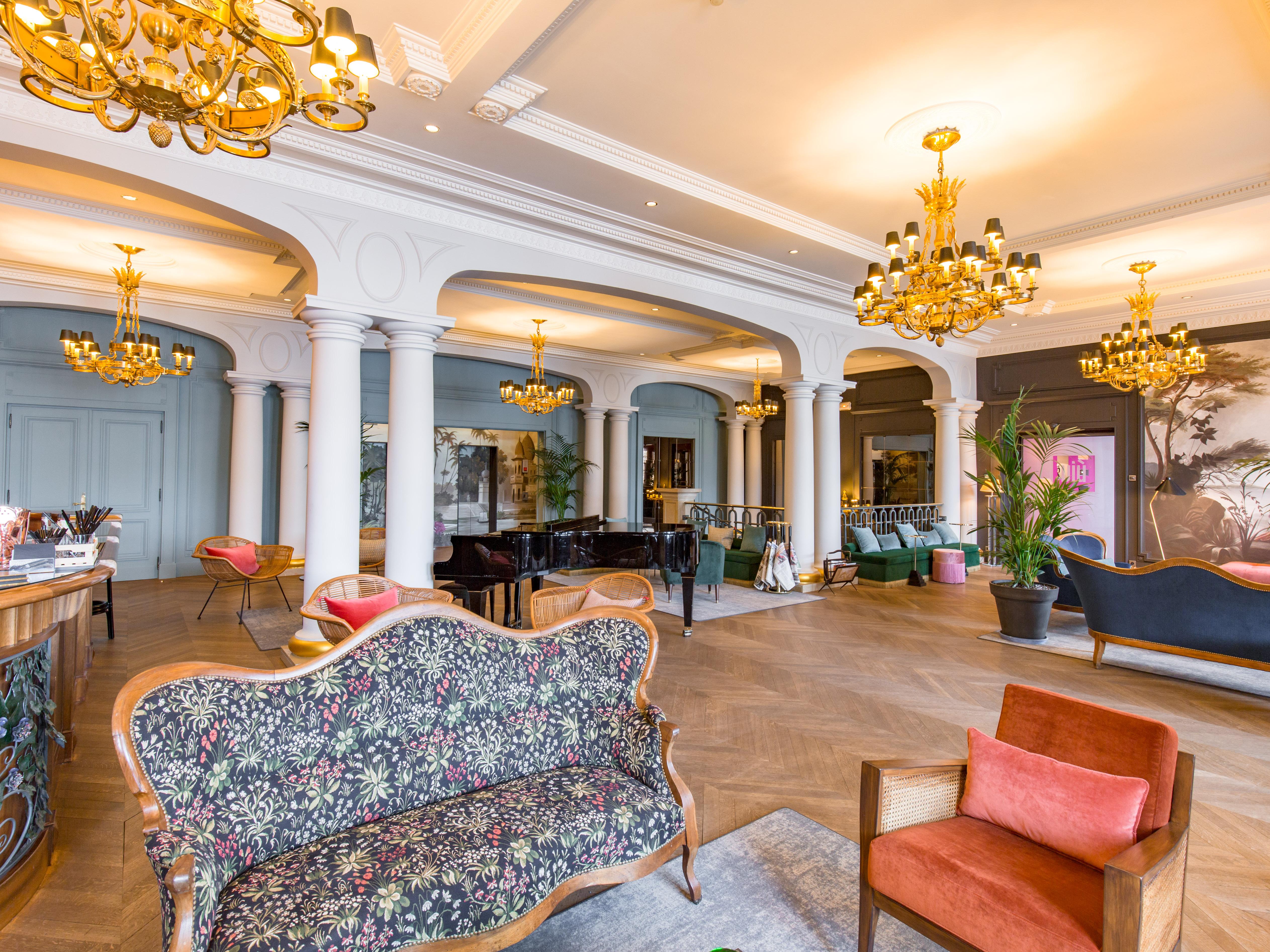 Le Palace De Menthon Exterior foto The lobby of the hotel