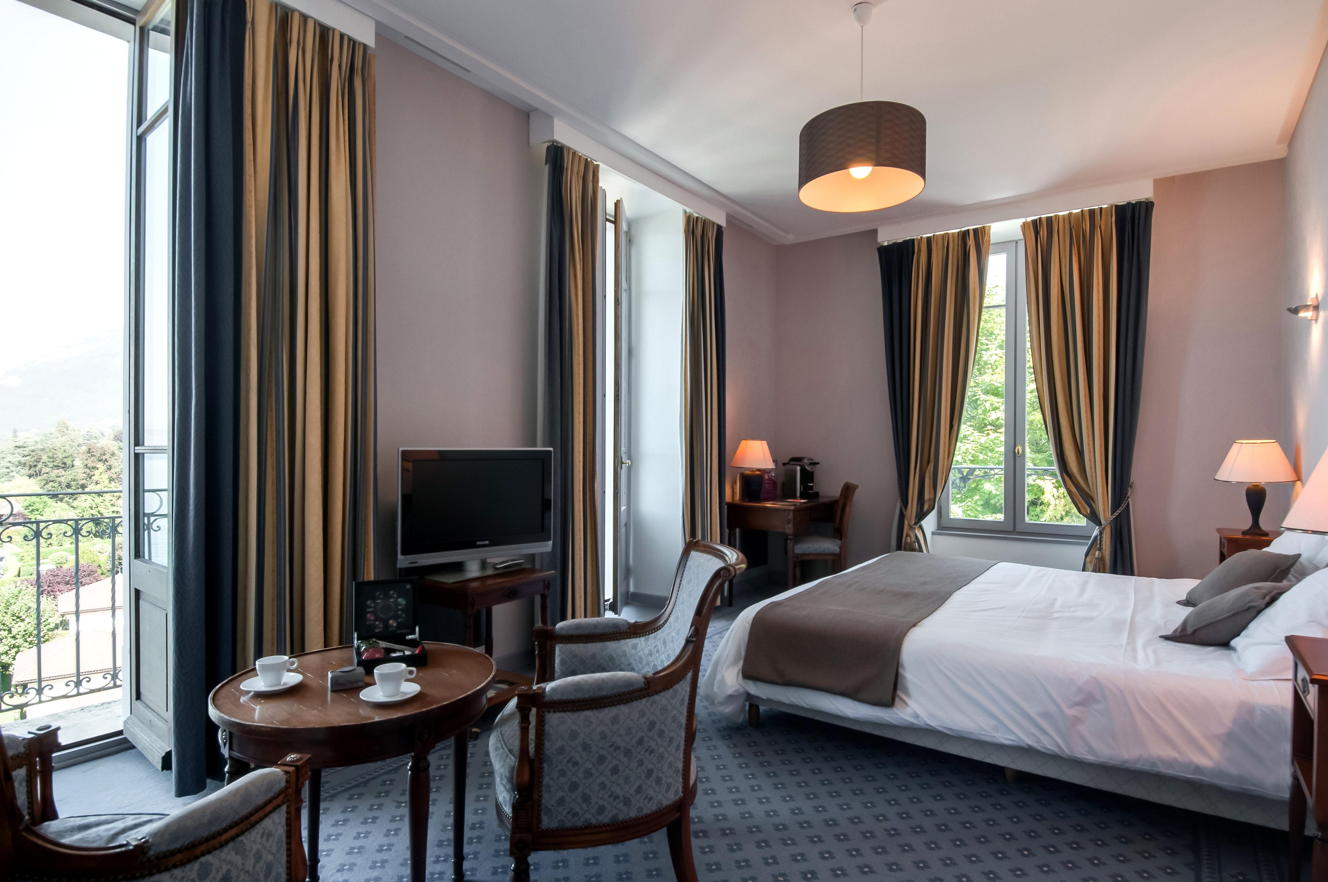 Le Palace De Menthon Exterior foto A room at the hotel