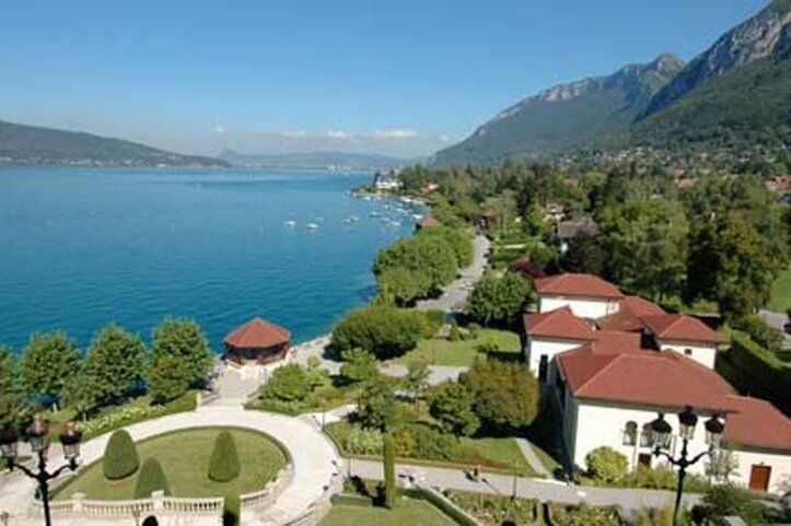 Le Palace De Menthon Exterior foto The lake of Annecy