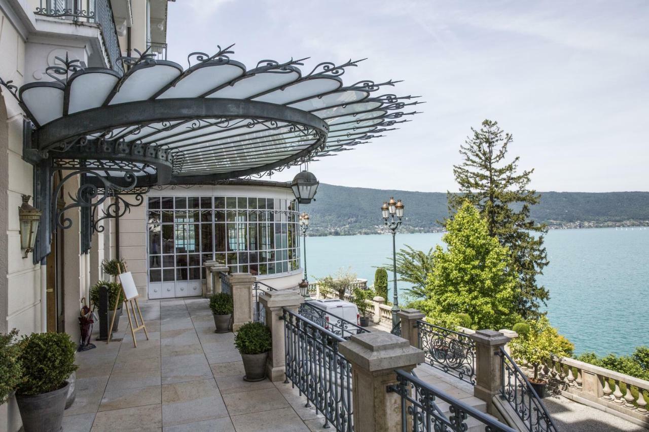 Le Palace De Menthon Exterior foto The hotel's entrance