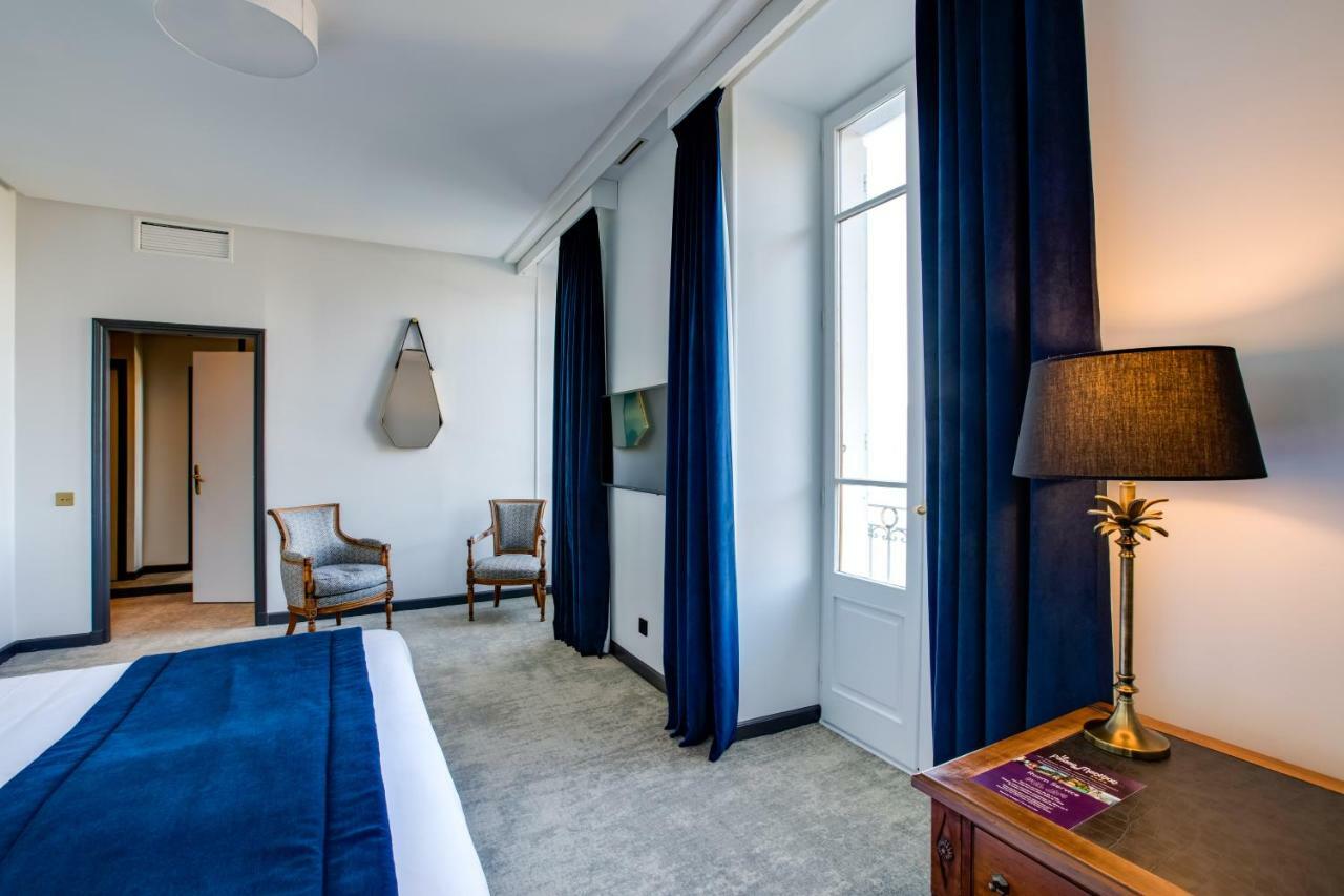 Le Palace De Menthon Exterior foto A room at the hotel
