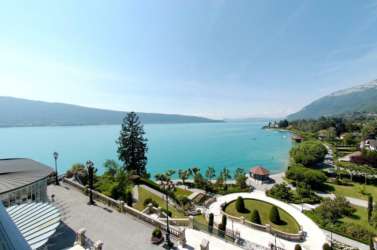 Le Palace De Menthon Exterior foto View of the lake from the town